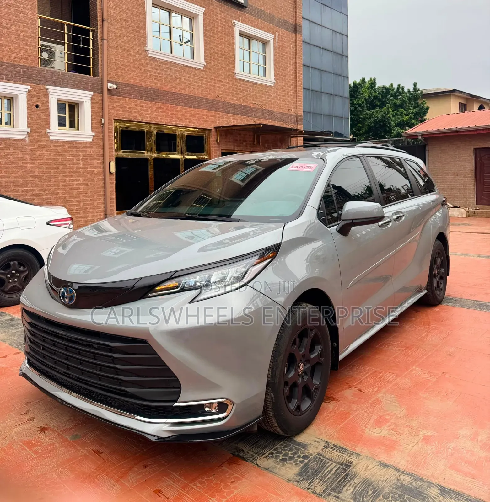 Toyota Sienna XLE Woodland Edition AWD 2025 Gray