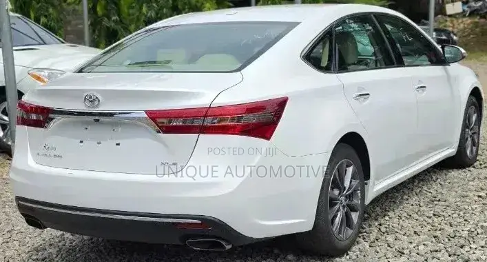 Toyota Avalon XLE Premium FWD Sedan (3.6L 6cyl 6A) 2016 White