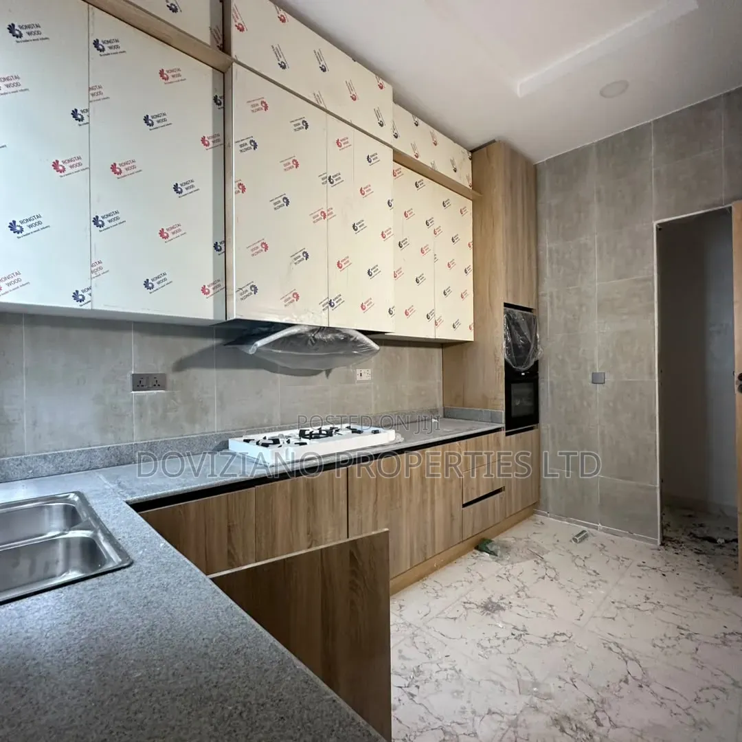 4bdrm Duplex in Ogombo for sale