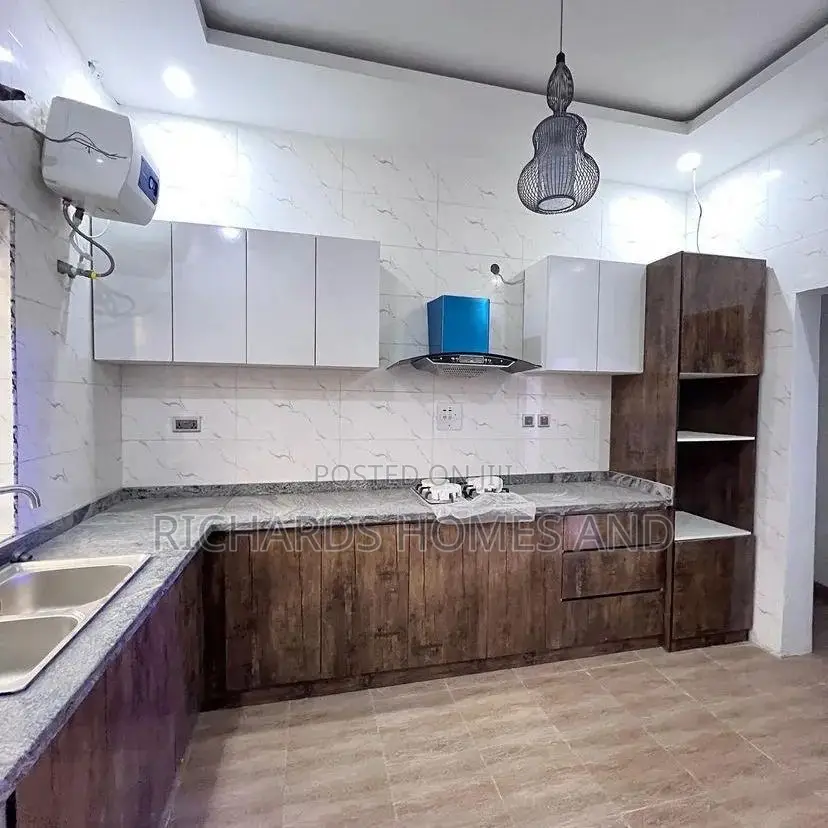 4bdrm Duplex in Thomas Estate for sale