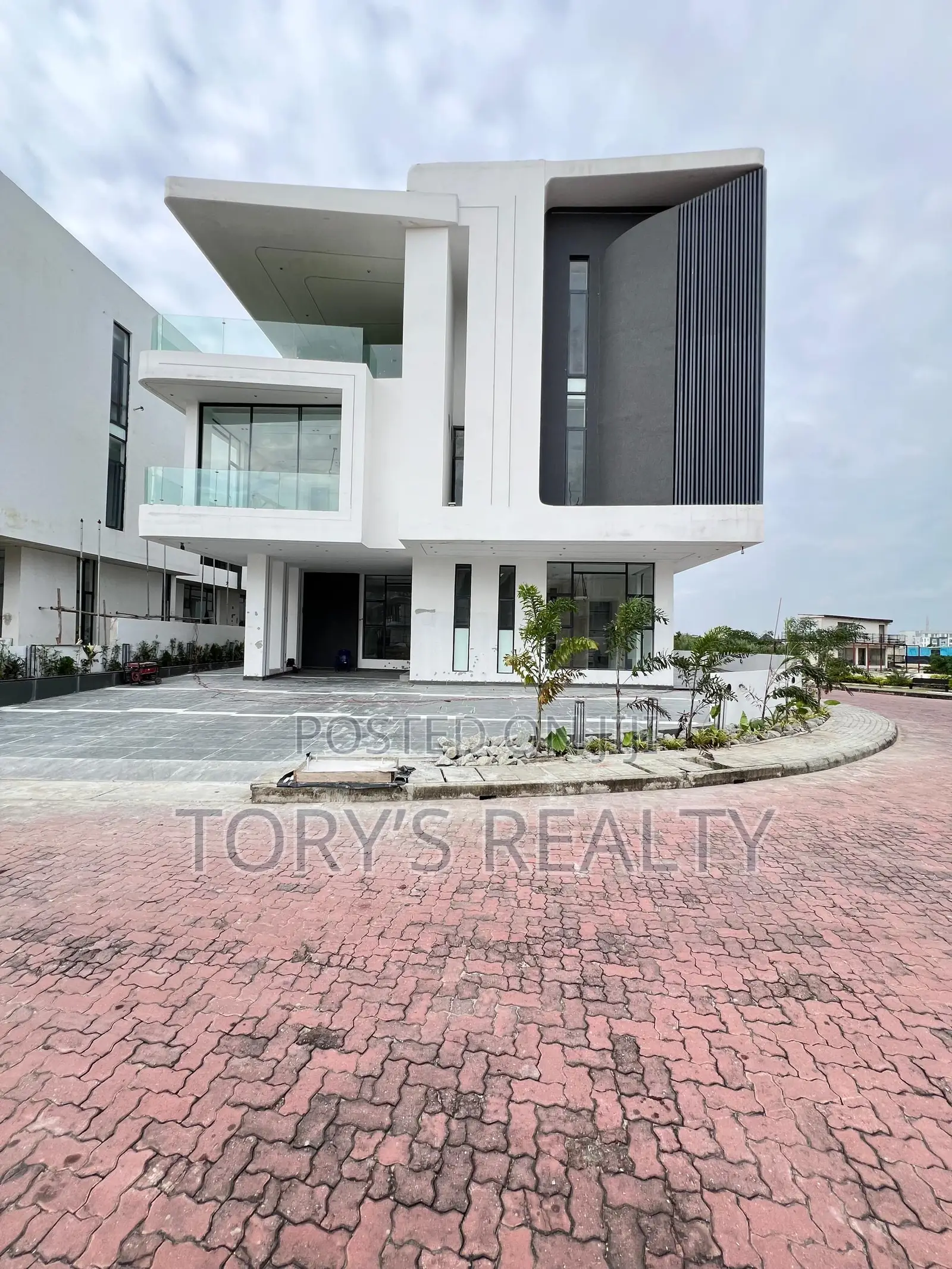 6bdrm Duplex in Osapa london for sale