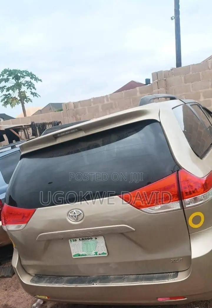 Toyota Sienna 2012 Gold