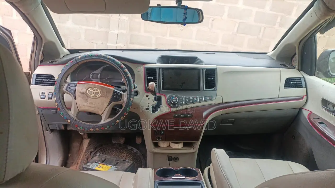 Toyota Sienna 2012 Gold