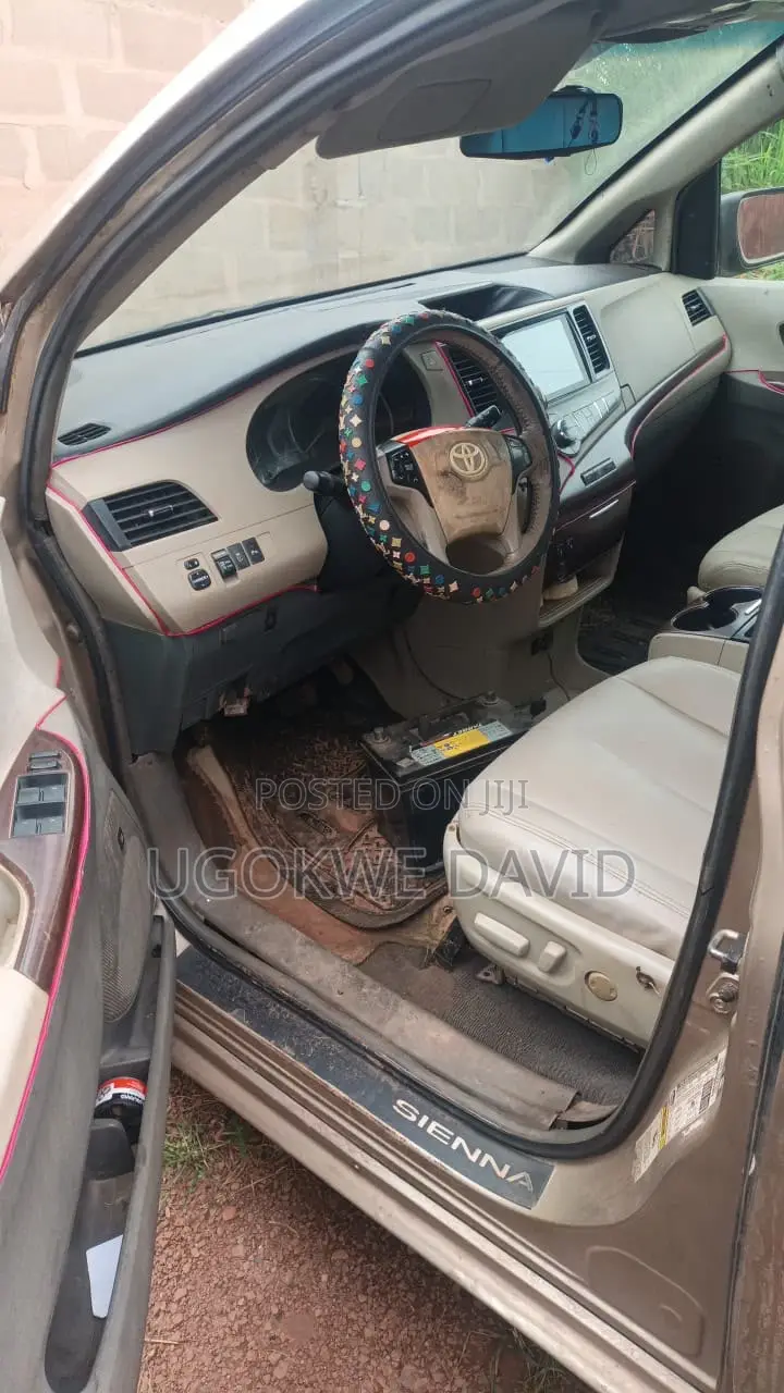 Toyota Sienna 2012 Gold