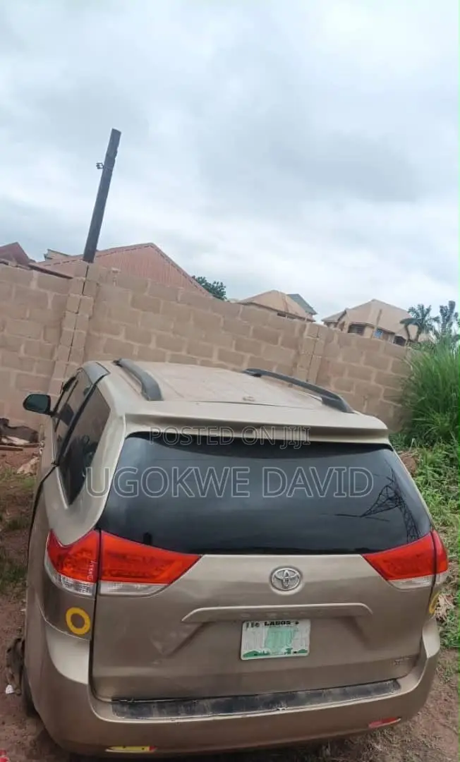 Toyota Sienna 2012 Gold