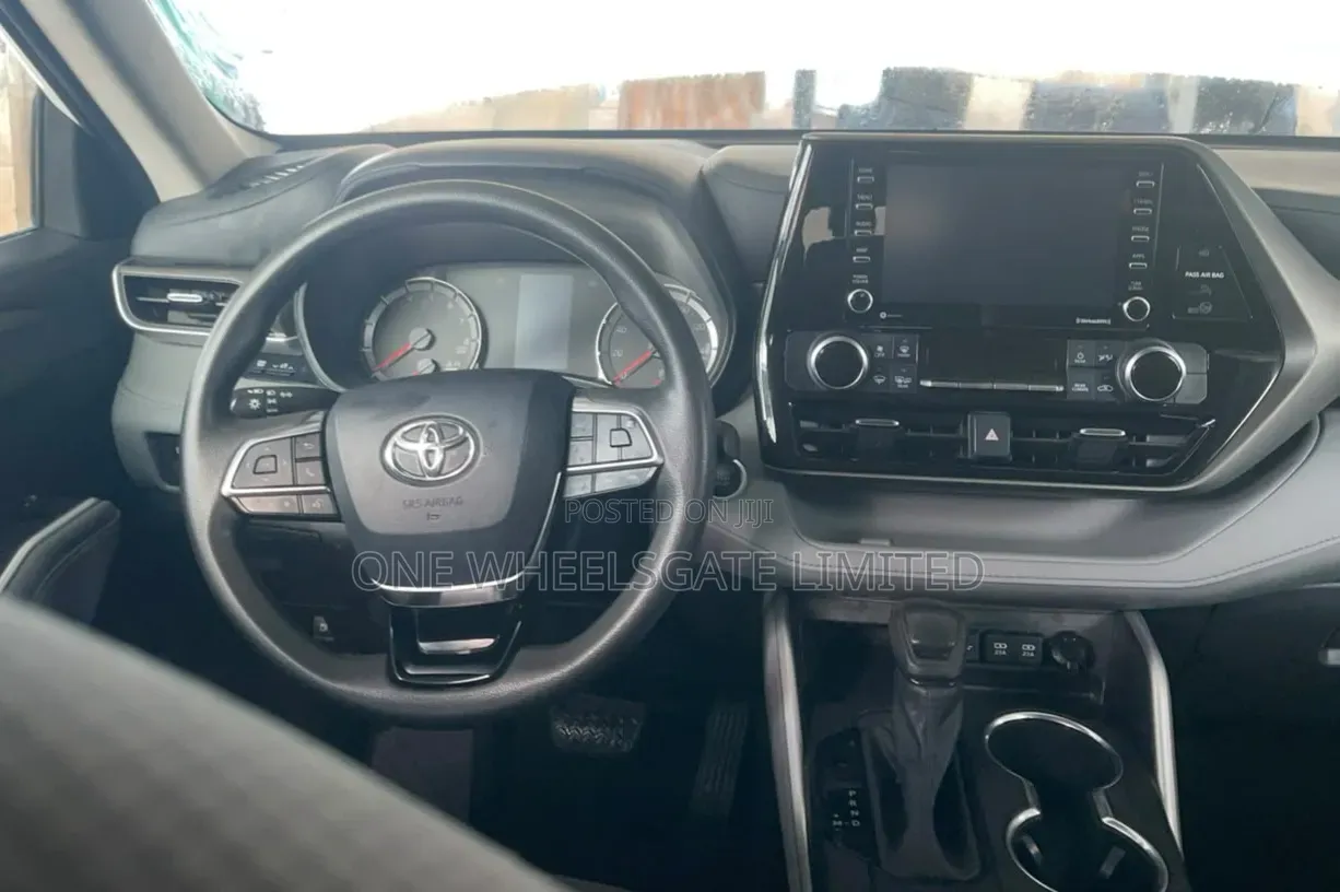 Toyota Highlander LE 2021 White