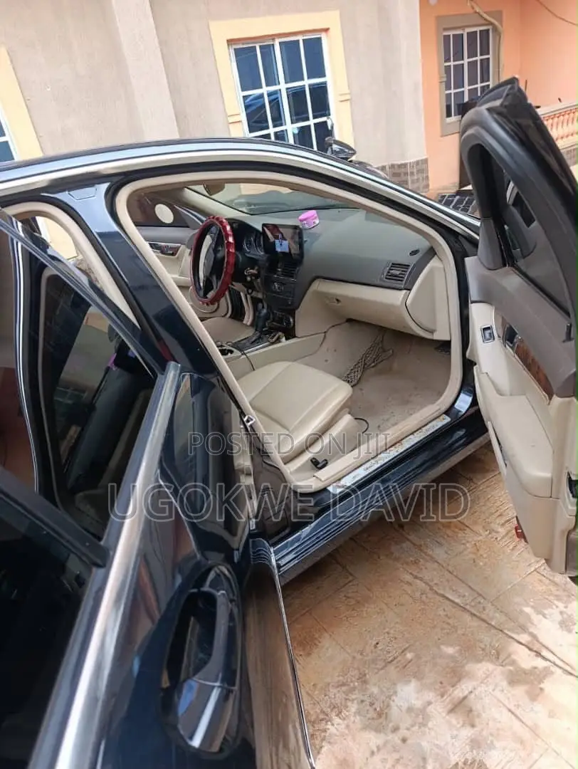 Mercedes-Benz C300 2011 Black