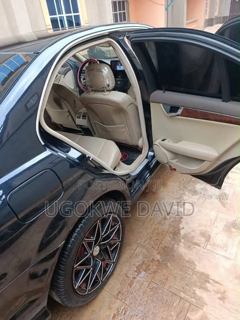 Mercedes-Benz C300 2011 Black