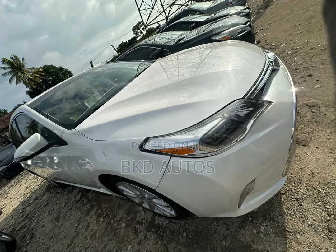 Toyota Avalon Limited Sedan FWD (3.5L 6cyl 6A) 2013 White