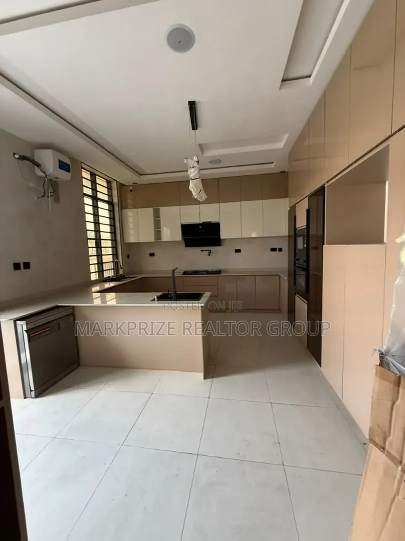 5bdrm Duplex in Lekki Conservative for sale