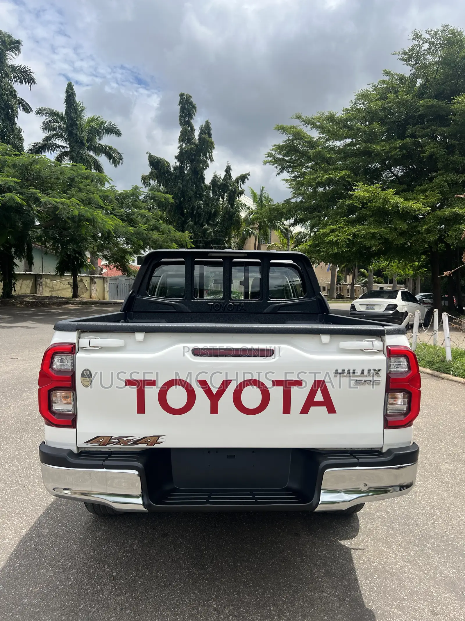 Toyota Hilux 2023 White