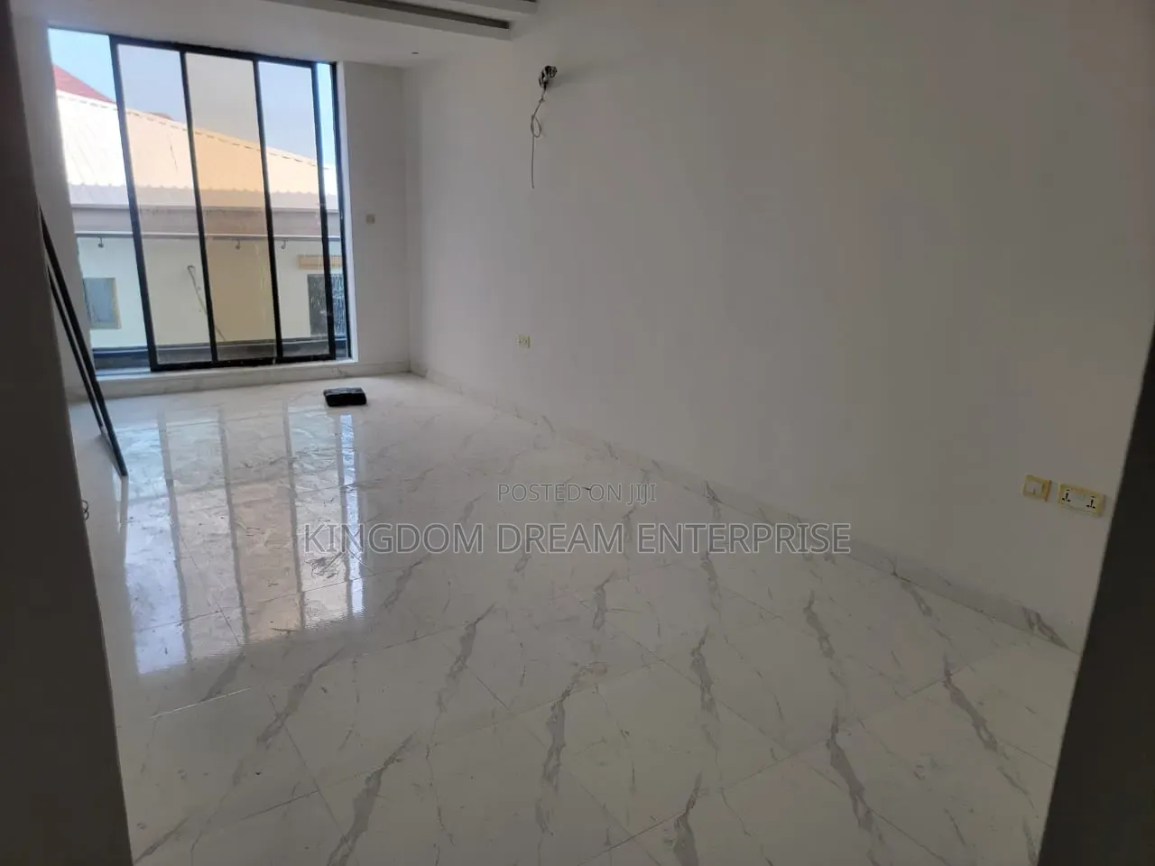 2bdrm Apartment in Lekki Phase 1 for rent