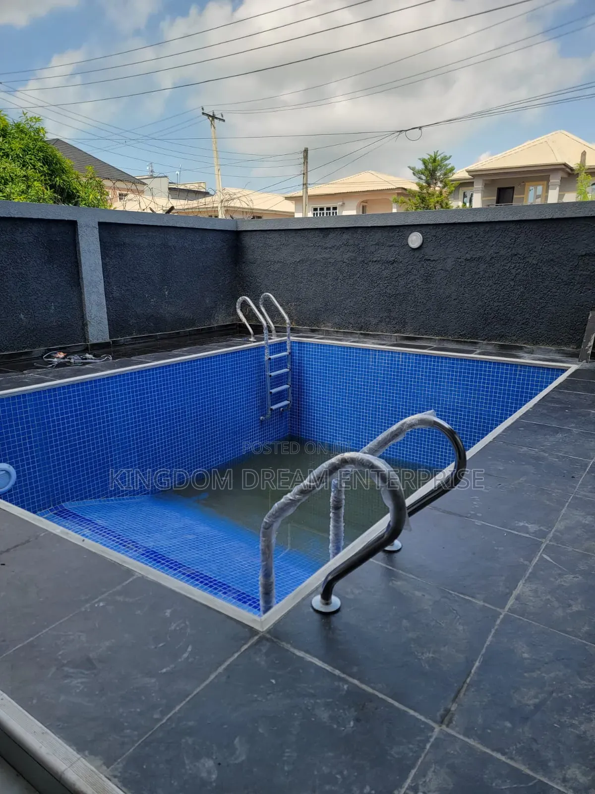 2bdrm Apartment in Lekki Phase 1 for rent