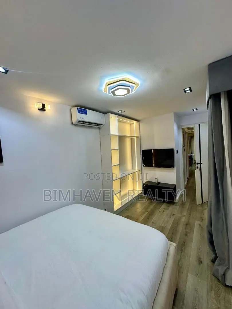 Executive 1 Bedroom Shortlet in Lekki Phase 1 With Snooker Board