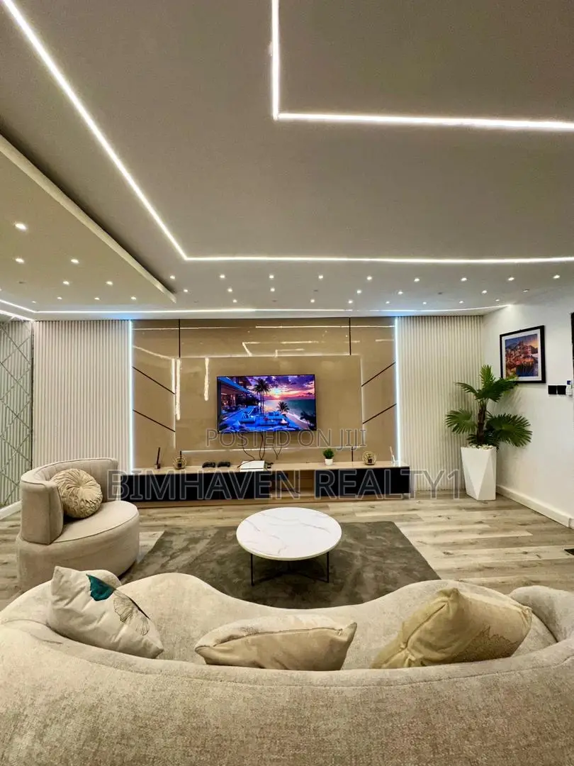 Executive 1 Bedroom Shortlet in Lekki Phase 1 With Snooker Board