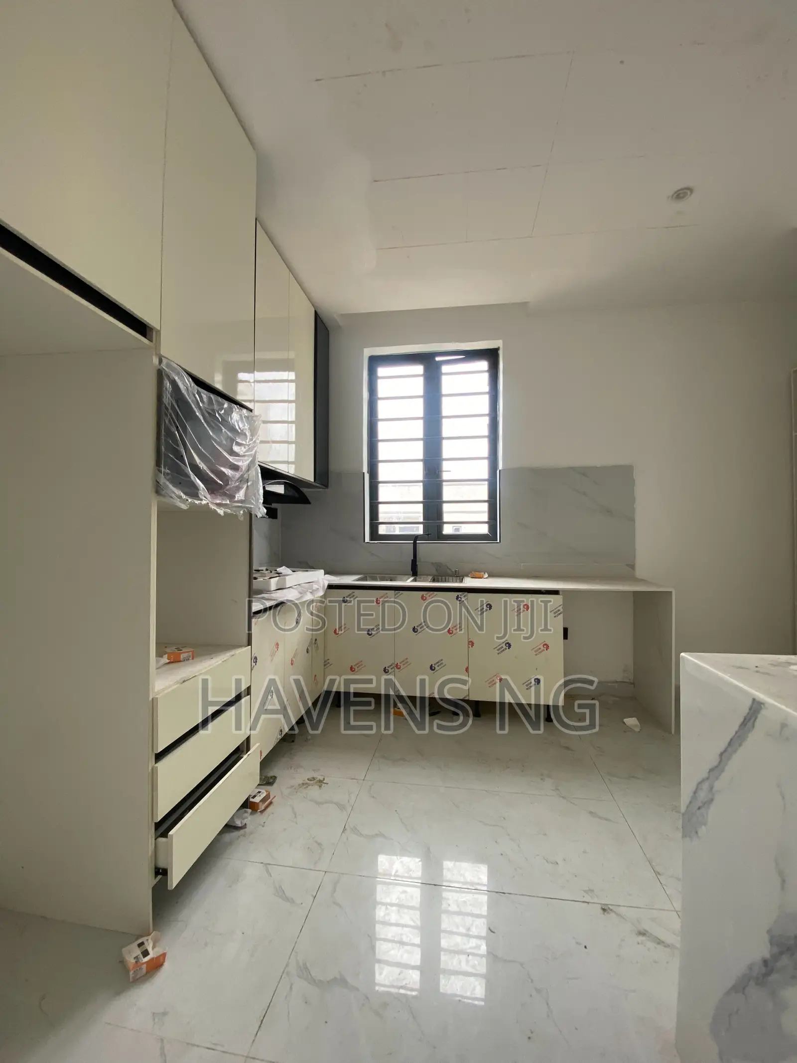 3bdrm Apartment in Lekki Phase 1 for sale