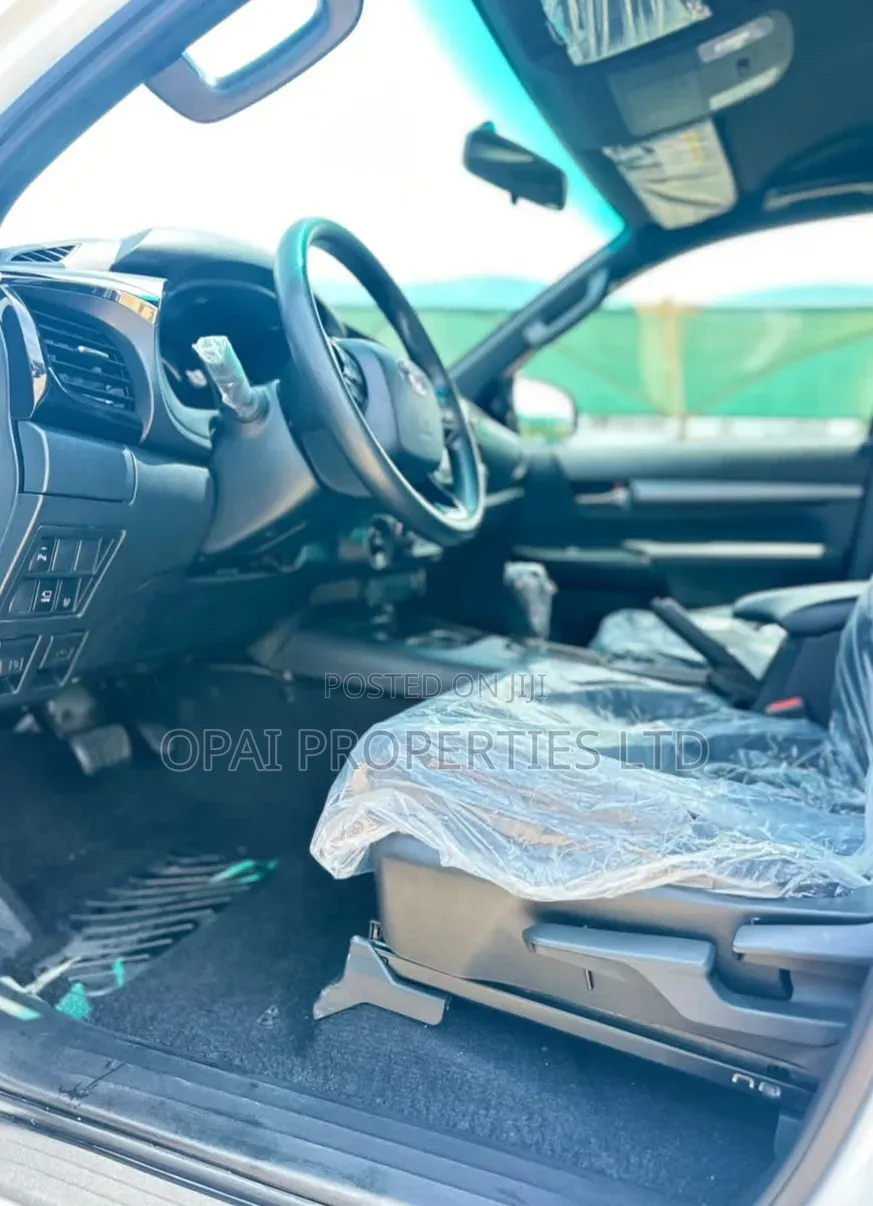 New Toyota Hilux 2025 White