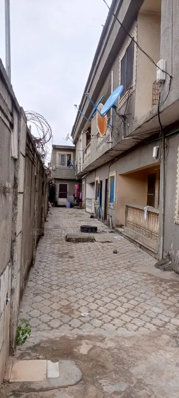 3bdrm Block of Flats in Onipetese Estate, Osapa london for sale