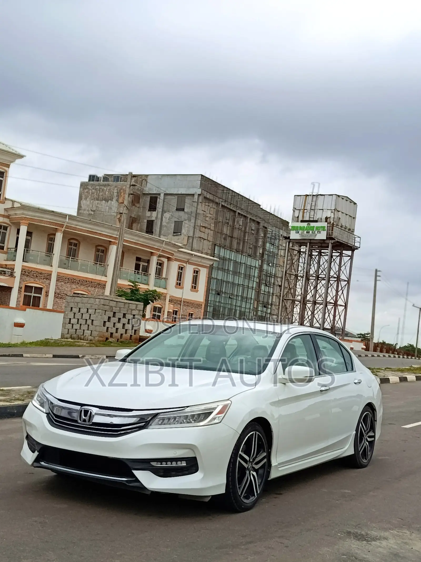 Honda Accord Touring 4dr Sedan FWD (3.5L 6cyl 6A) 2016 White
