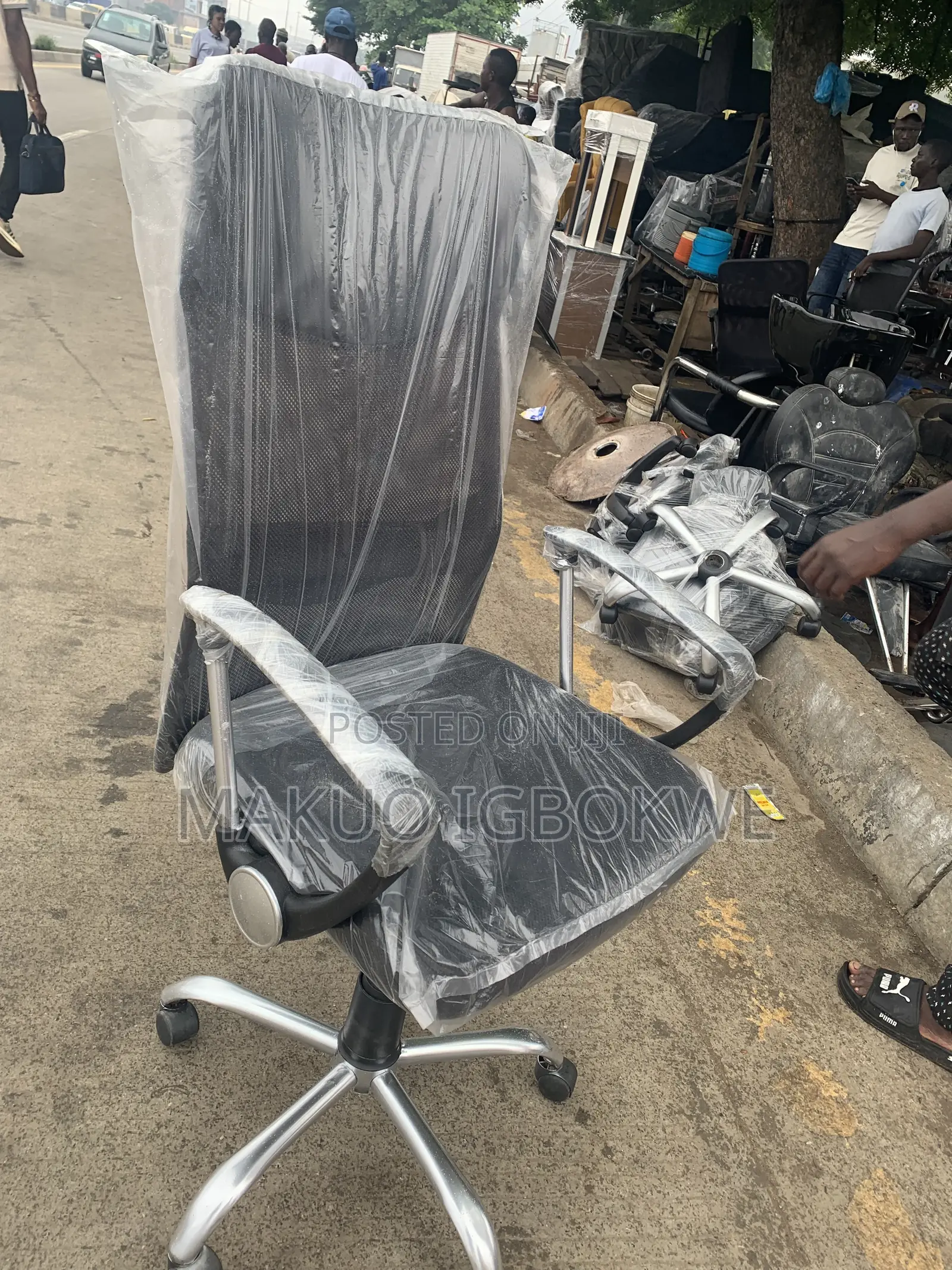 Executive Saloon and Barber Office Chair With High Back Rest