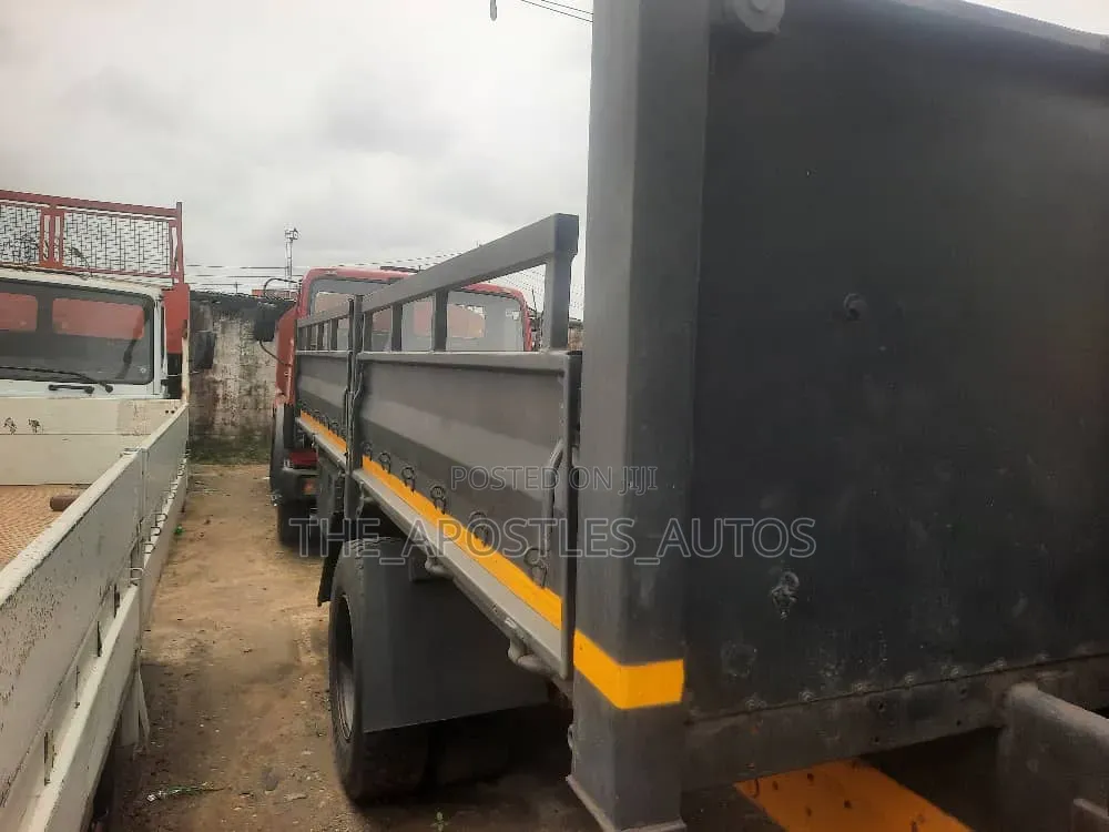 Mercedes Benz Hiab 5 Tons 2012 Yellow
