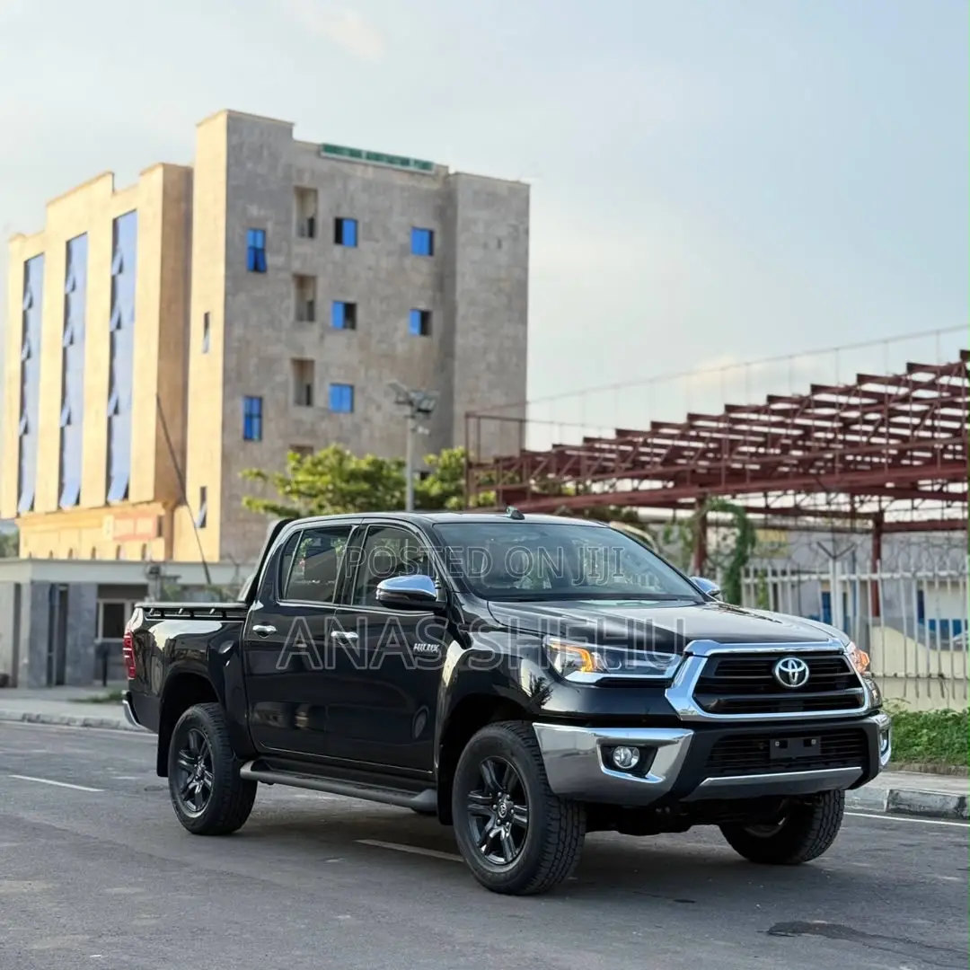 New Toyota Hilux SR5+ 2026 Black