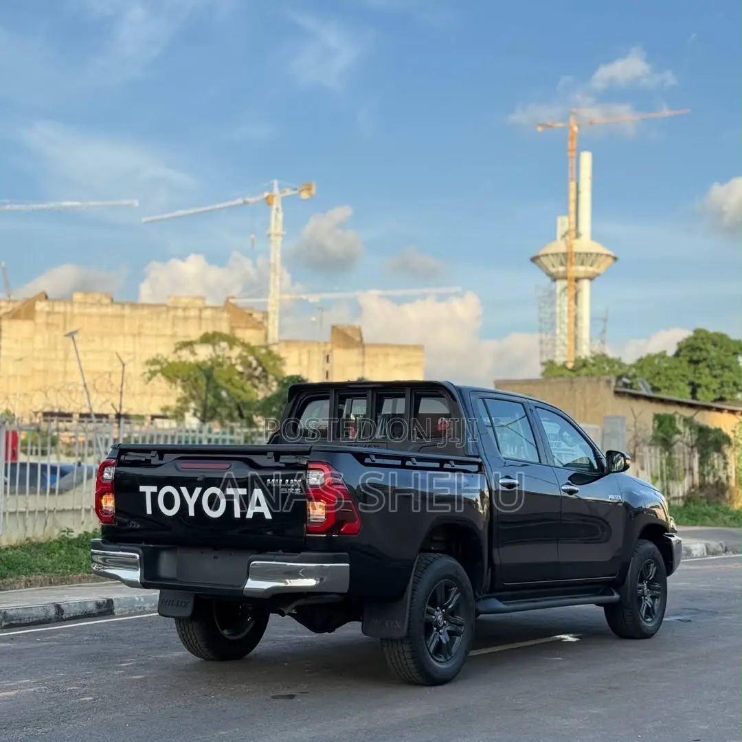 New Toyota Hilux SR5+ 2026 Black