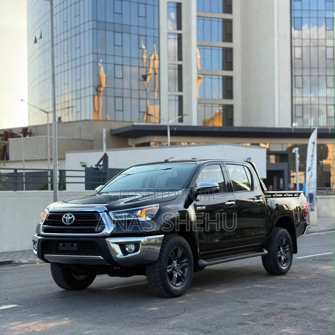 New Toyota Hilux SR5+ 2026 Black