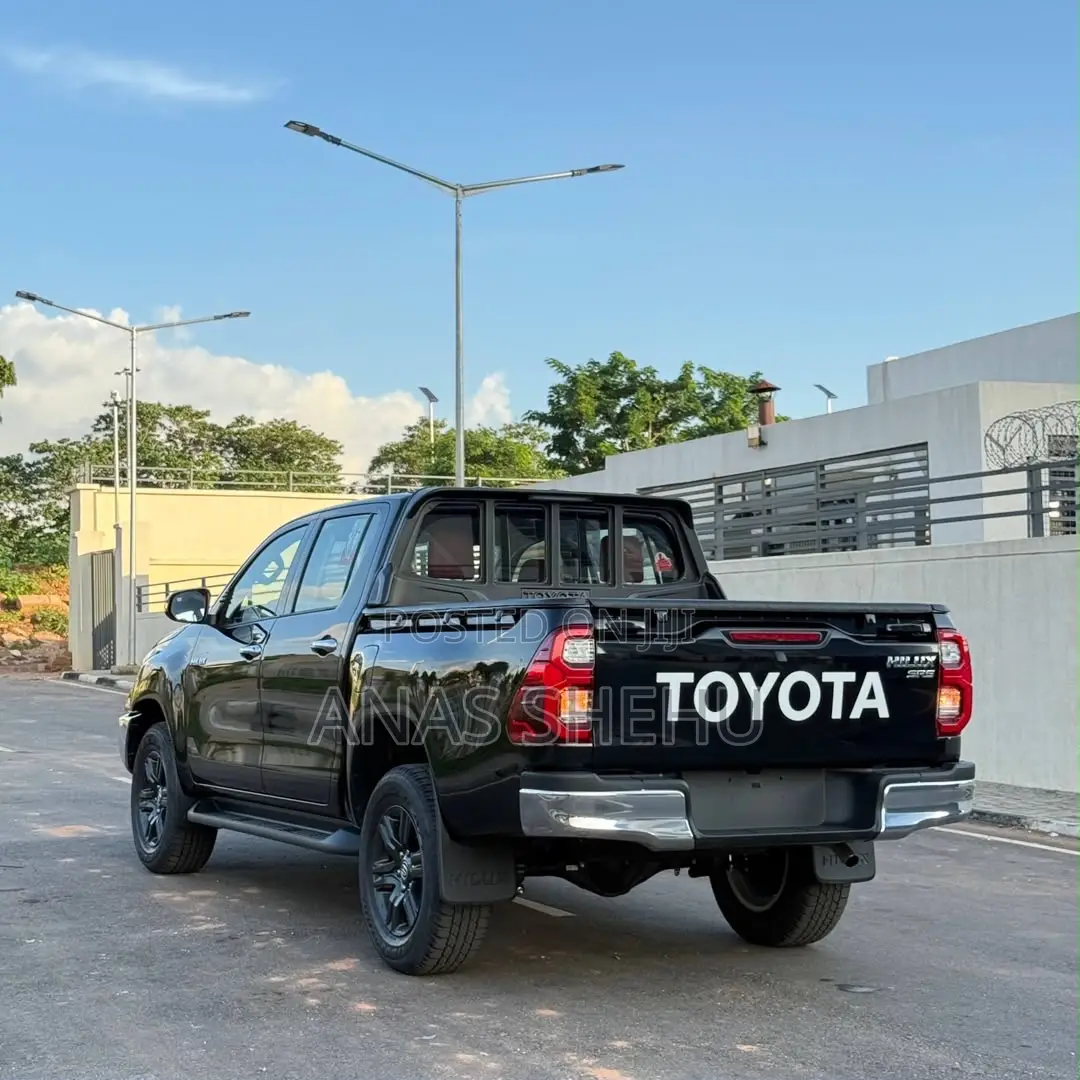 New Toyota Hilux SR5+ 2026 Black