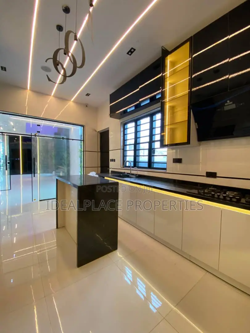 5bdrm Duplex in Ologolo for sale