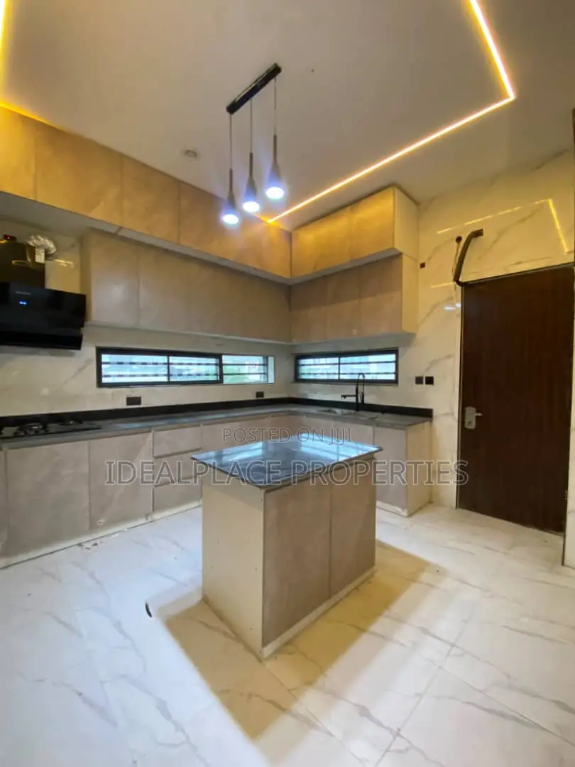 5bdrm Duplex in Ologolo for sale