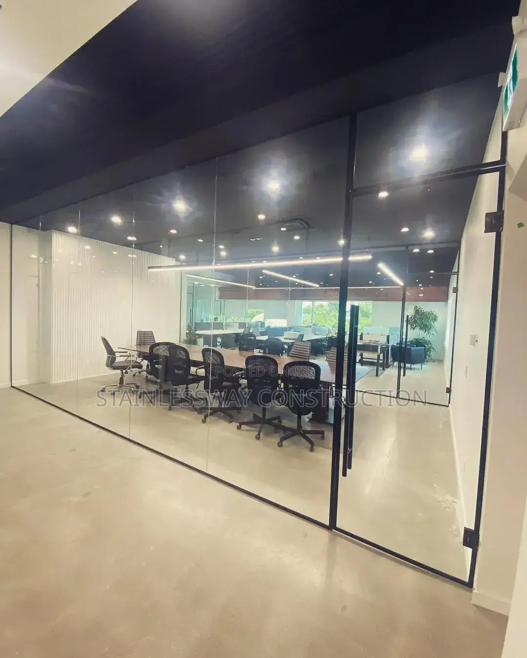 Durable Office Glass Partition With Elegant Modern Designs