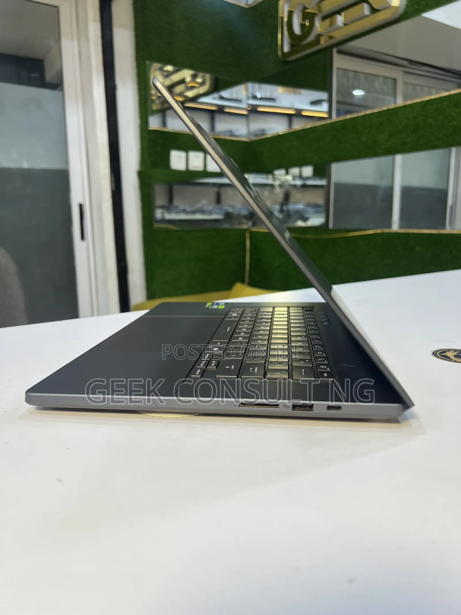 Laptop Asus ROG Zephyrus G16 32GB Intel Core Ultra 9 SSD 1T