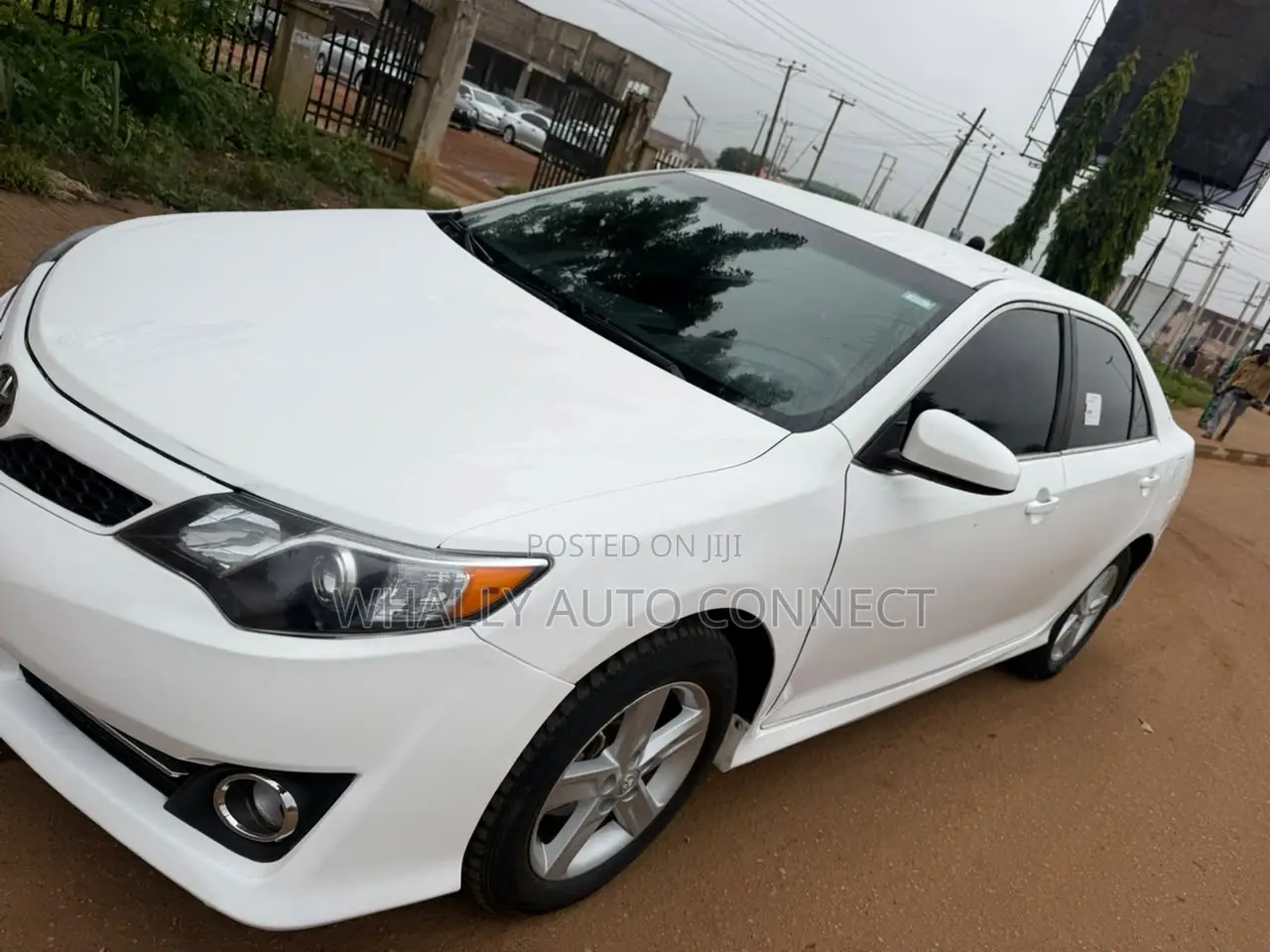 Toyota Camry SE 4dr Sedan w/Prod. End 11/13 (2.5L 4cyl 6A) 2014 White