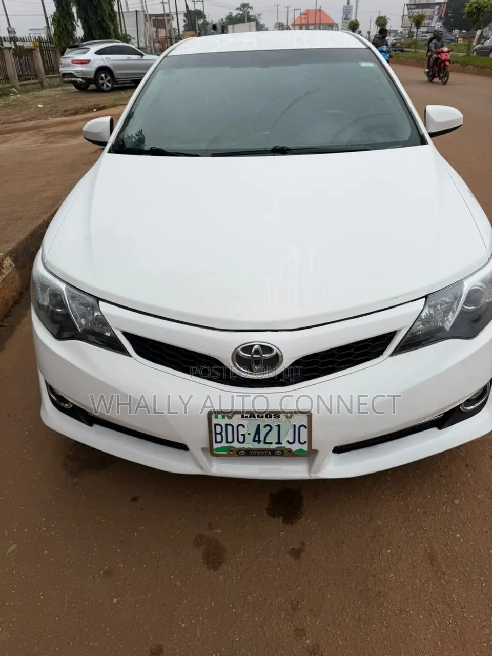 Toyota Camry SE 4dr Sedan w/Prod. End 11/13 (2.5L 4cyl 6A) 2014 White