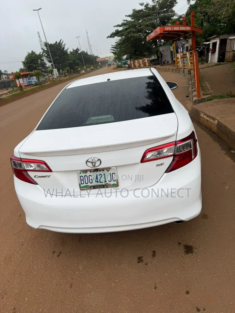 Toyota Camry SE 4dr Sedan w/Prod. End 11/13 (2.5L 4cyl 6A) 2014 White
