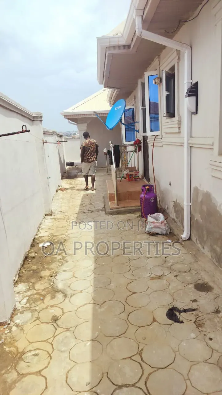 3bdrm Bungalow in Near Airport Alakia for sale