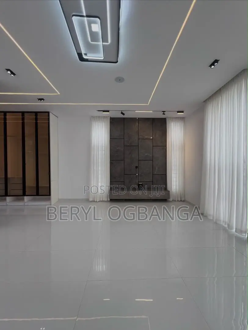 5bdrm Duplex in Ikota for sale
