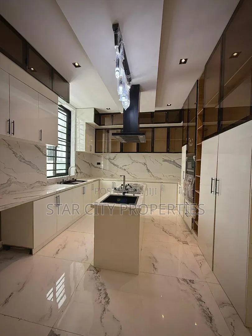 5bdrm Duplex in Admiralty Way, Lekki Phase 1 for sale
