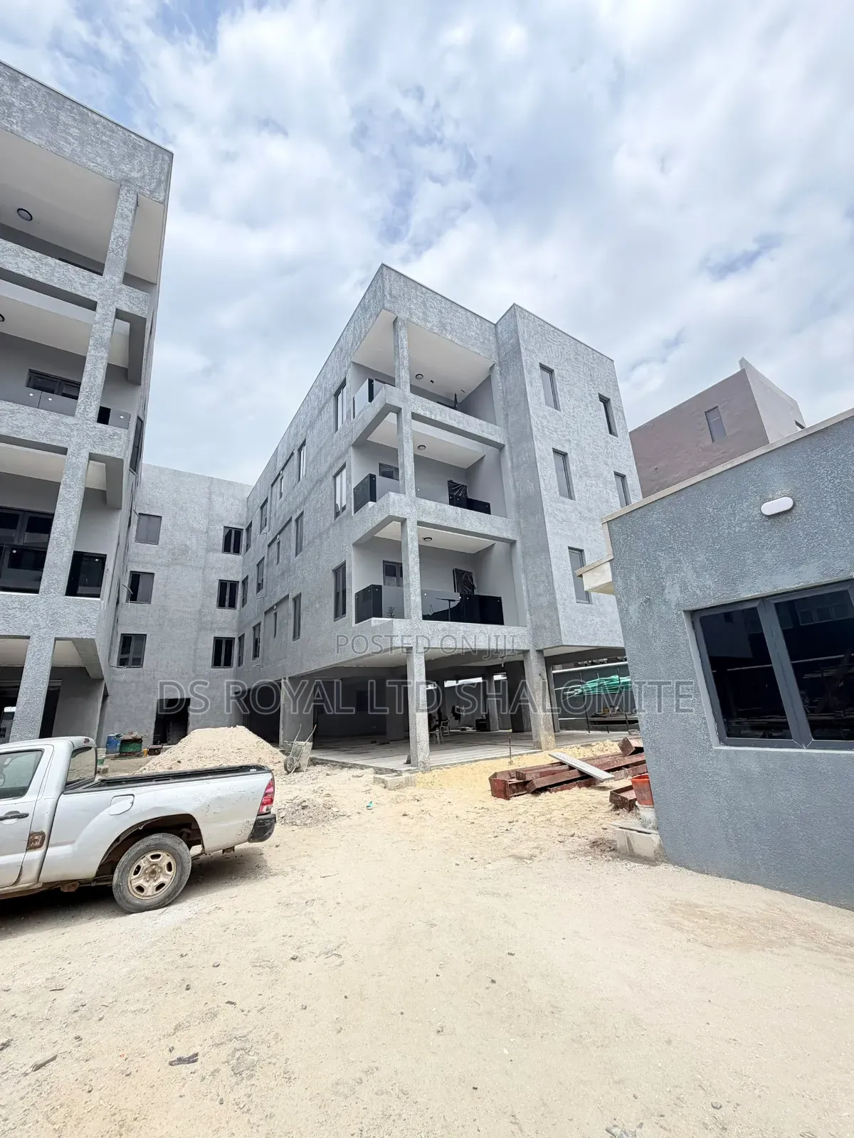 3bdrm Apartment in Lekki Phase 1 for sale
