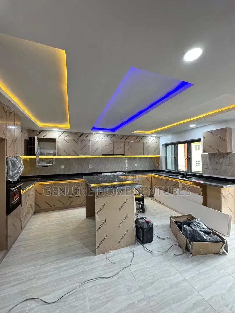 3bdrm Apartment in Surulere for sale