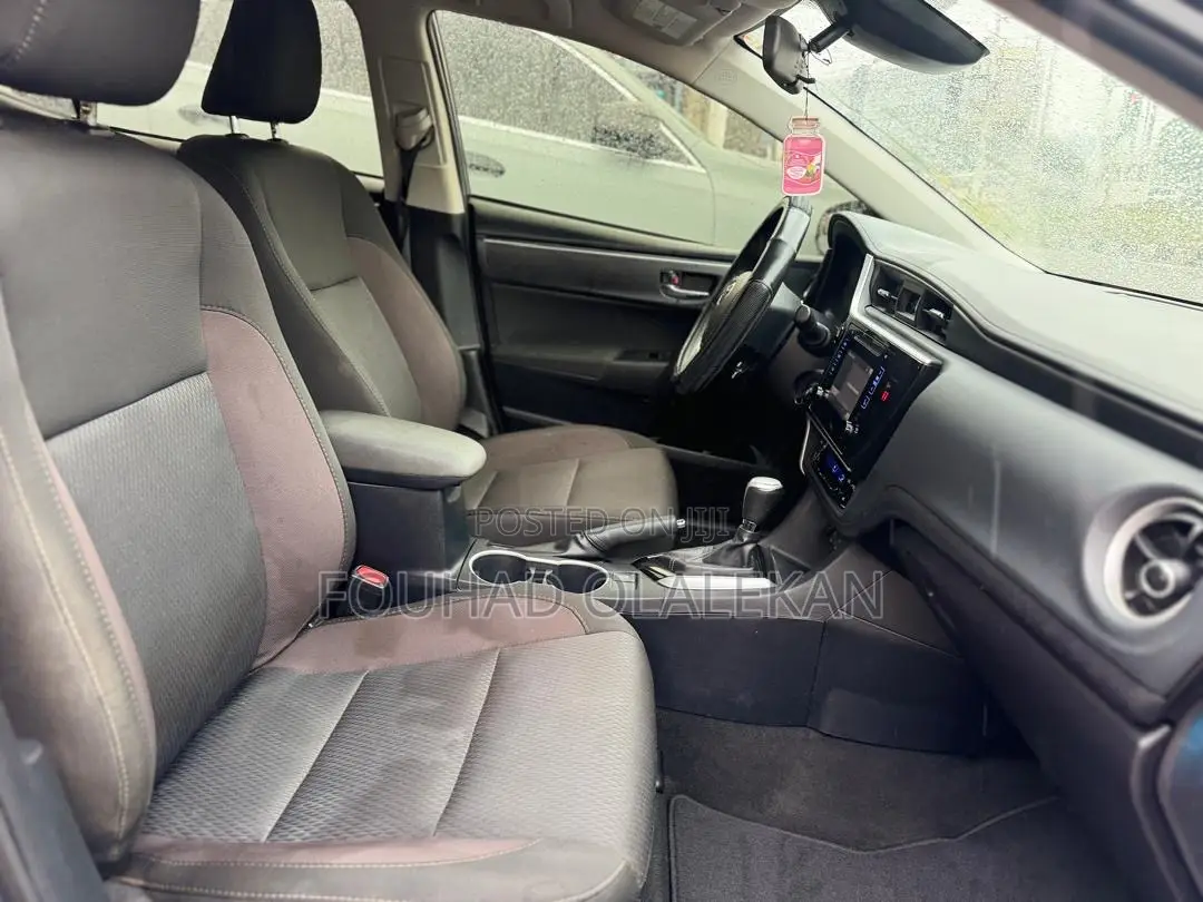 Toyota Corolla LE (1.8L 4cyl 2A) 2018 Gray