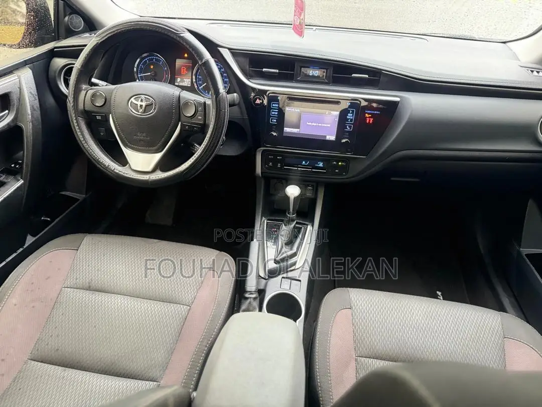 Toyota Corolla LE (1.8L 4cyl 2A) 2018 Gray