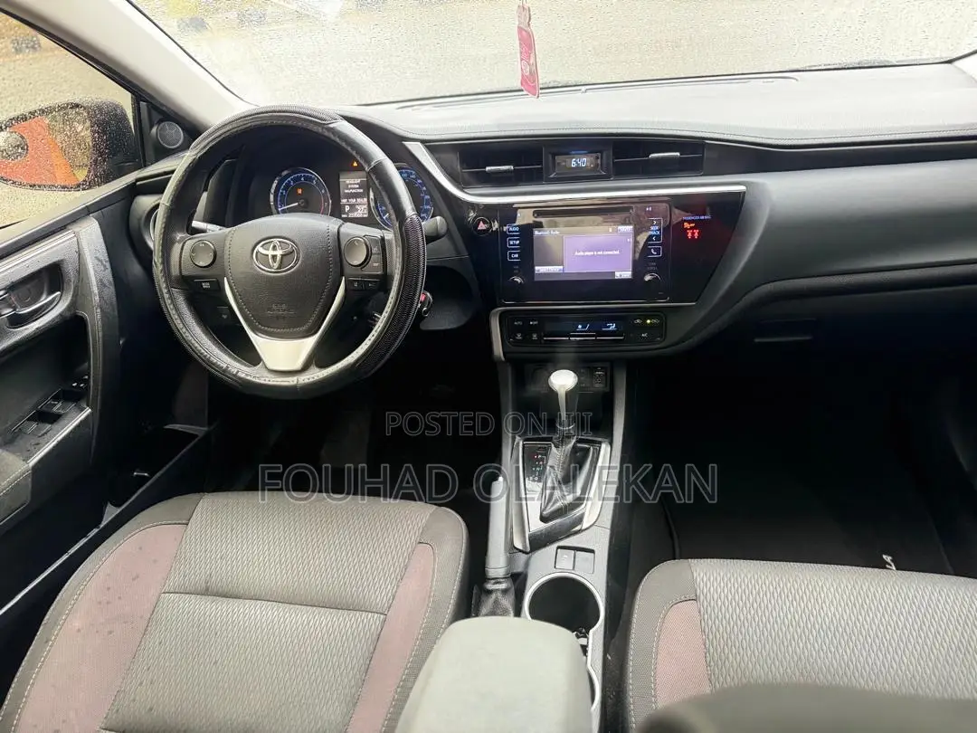Toyota Corolla LE (1.8L 4cyl 2A) 2018 Gray