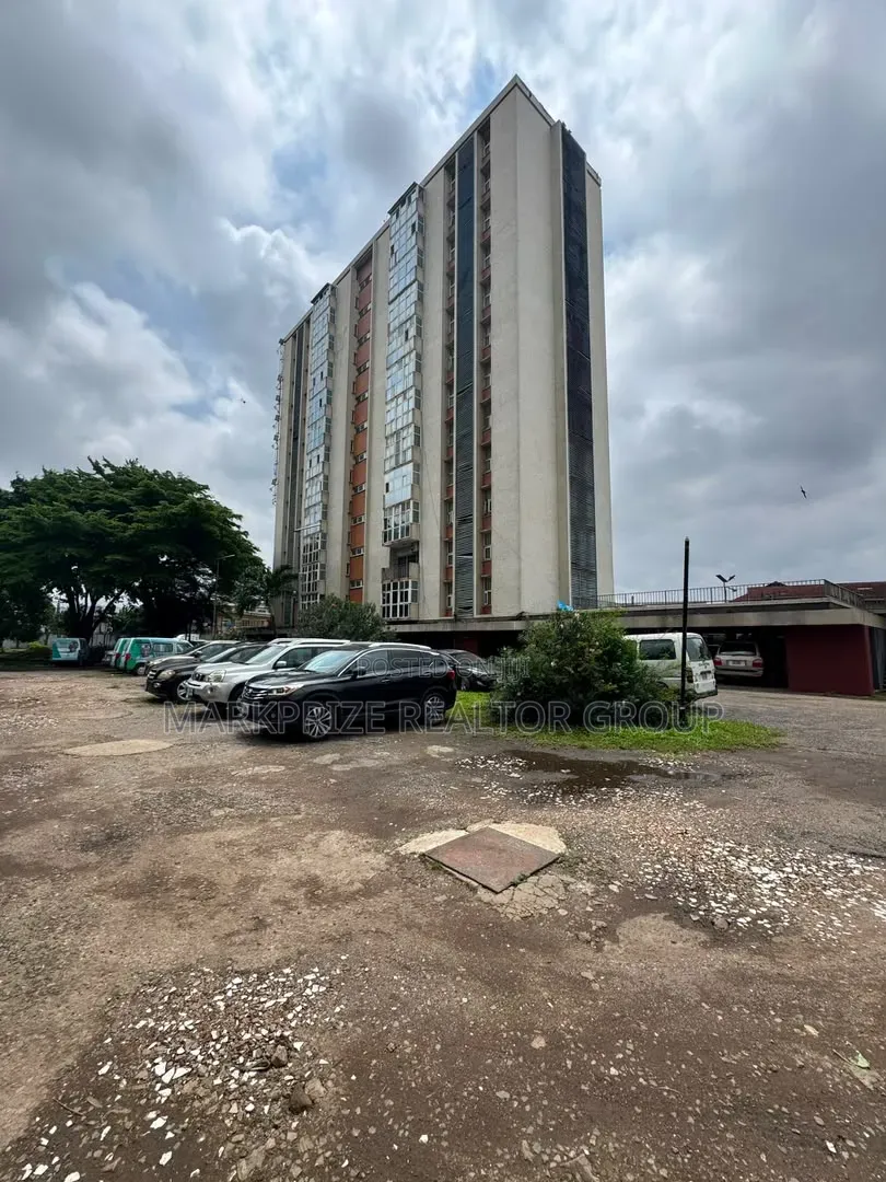 3bdrm Apartment in Surulere Lagos, Eric Moore for sale