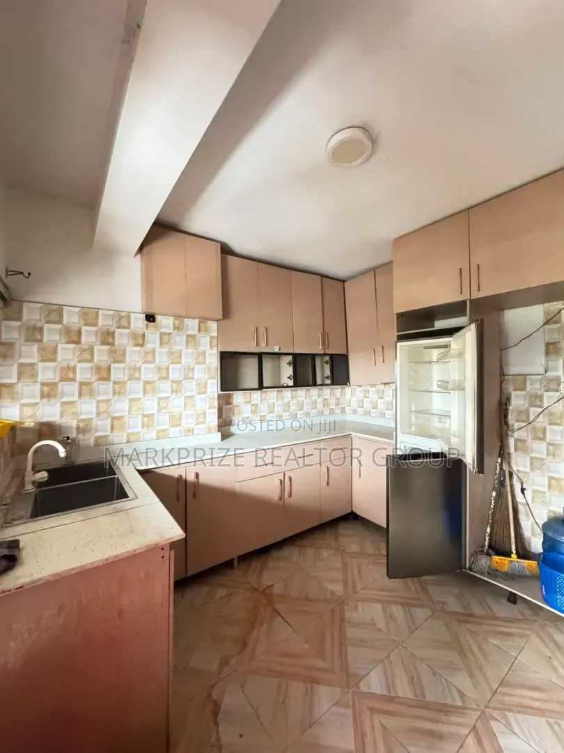 3bdrm Apartment in Surulere Lagos, Eric Moore for sale
