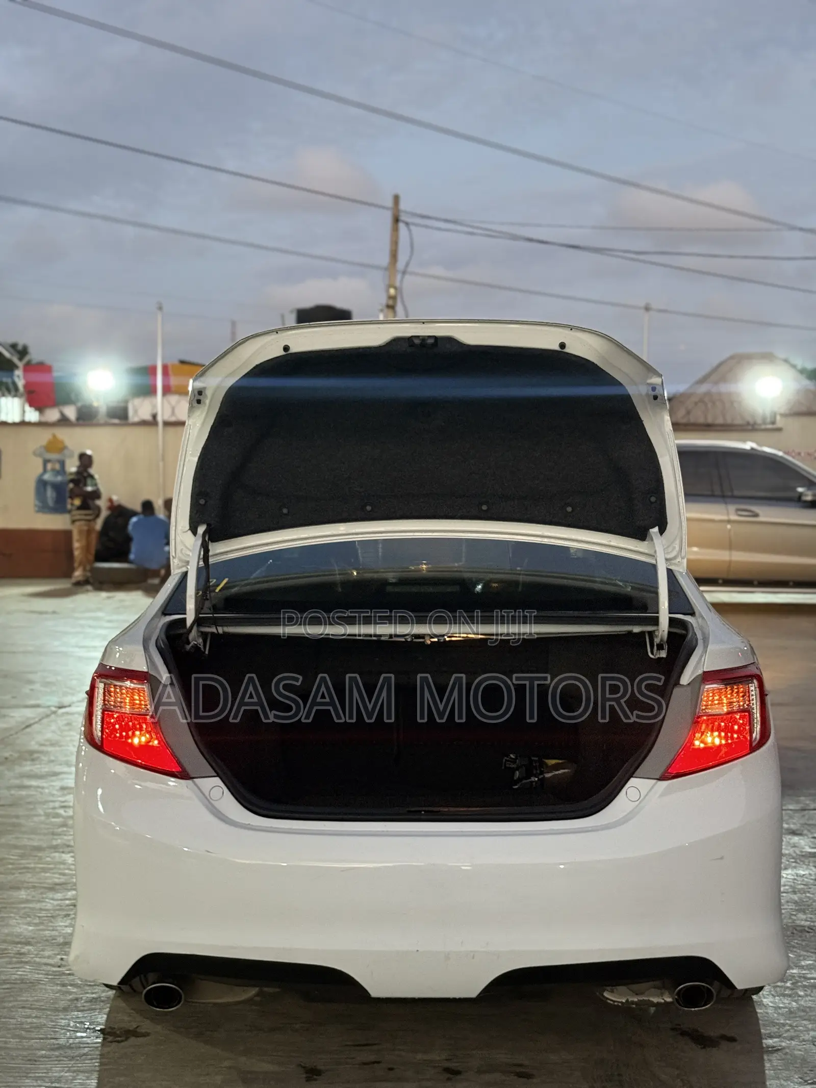 Toyota Camry SE V6 4dr Sedan (3.5L 6cyl 6A) 2012 White