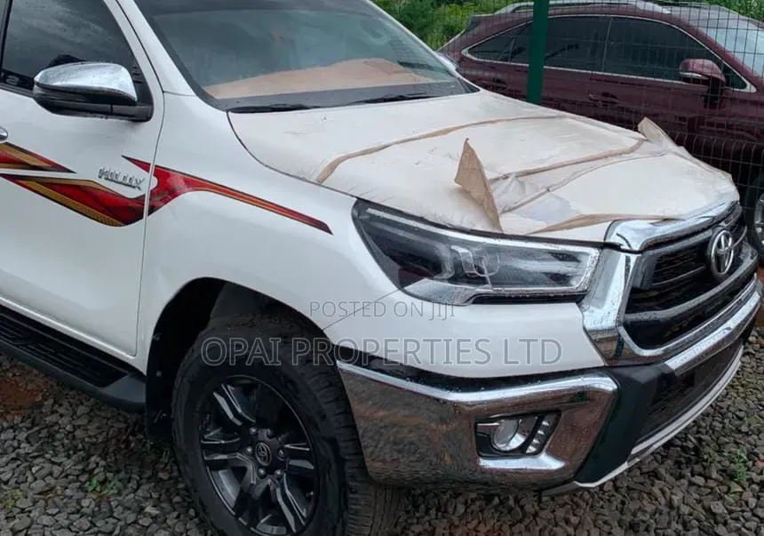 New Toyota Hilux 2025 White