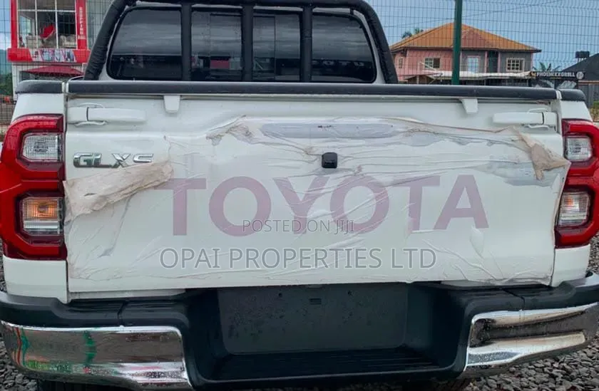 New Toyota Hilux 2025 White