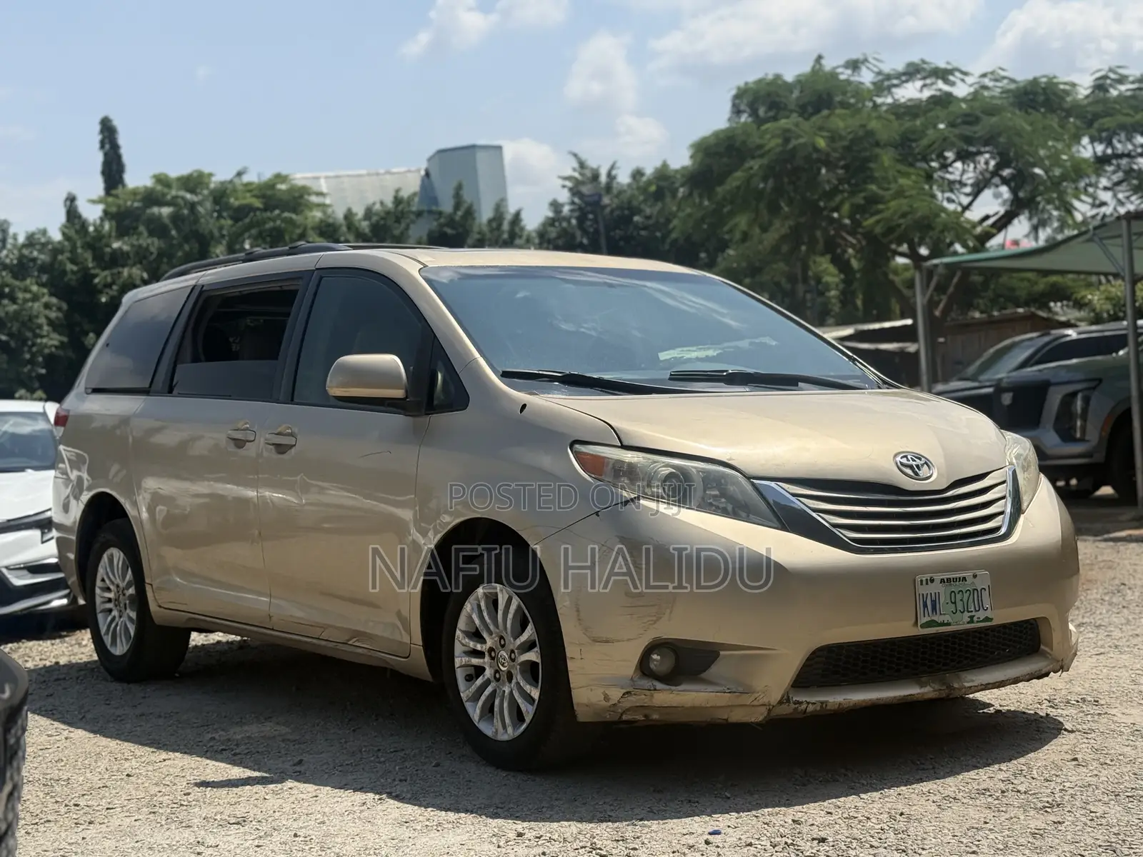 Toyota Sienna 2011 Gold
